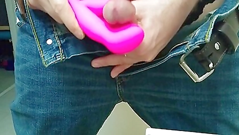 Sexy slut loves a little pussy licking